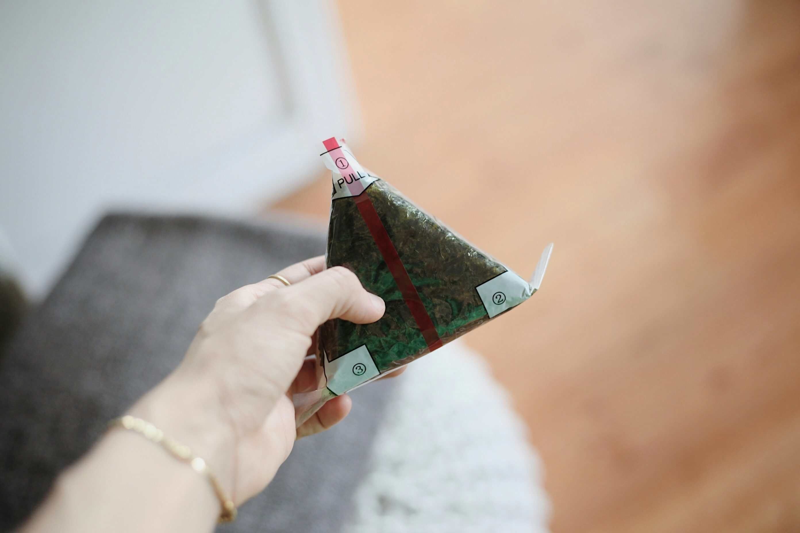 일본 삼각김밥 1, 2, 3번의 공학: 김의 바삭함을 유지하는 0.01mm의 습도 조절 기술