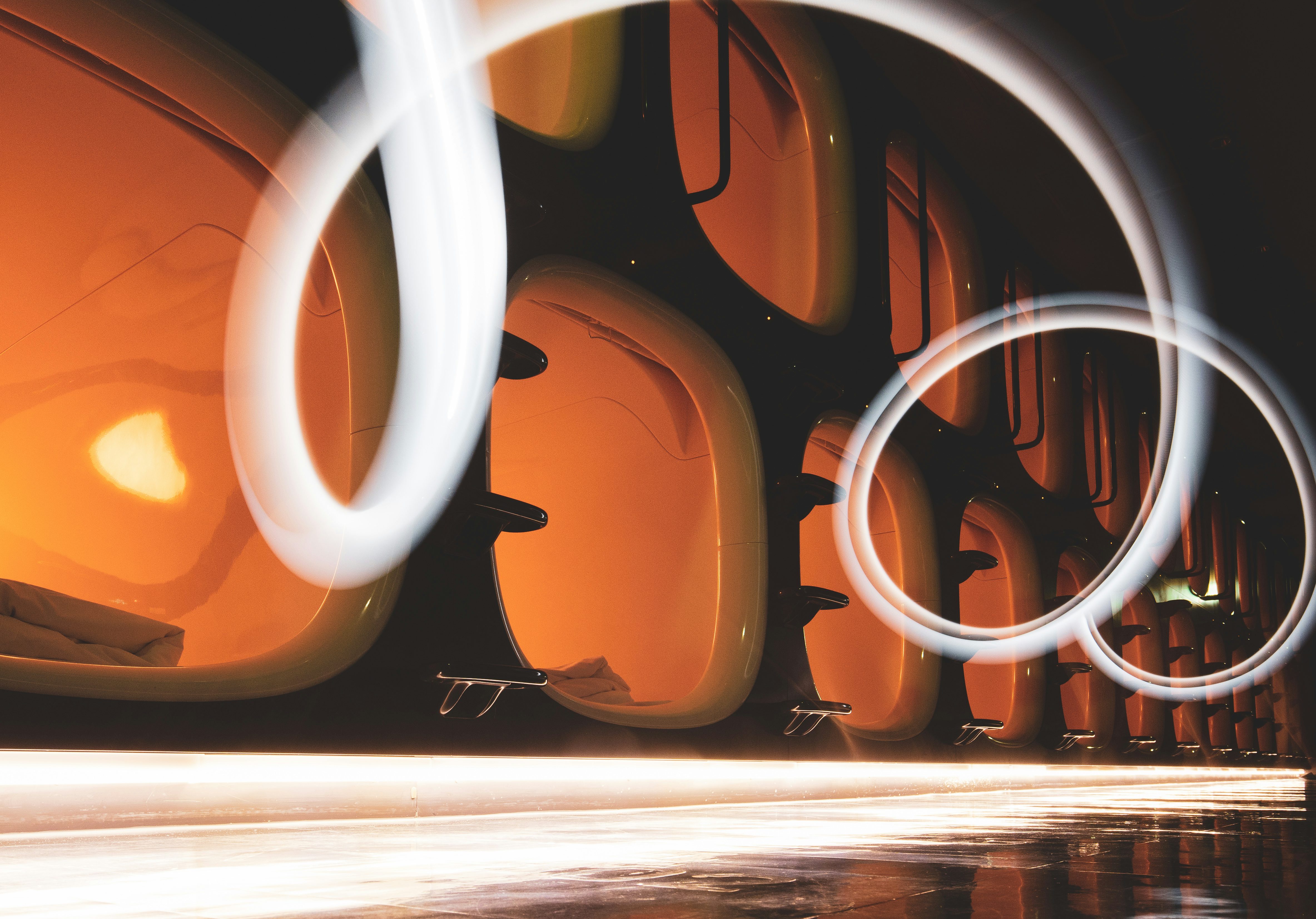 캡슐 호텔과 메타볼리즘: 초소형 공간이 된 일본 건축의 유기적 야망